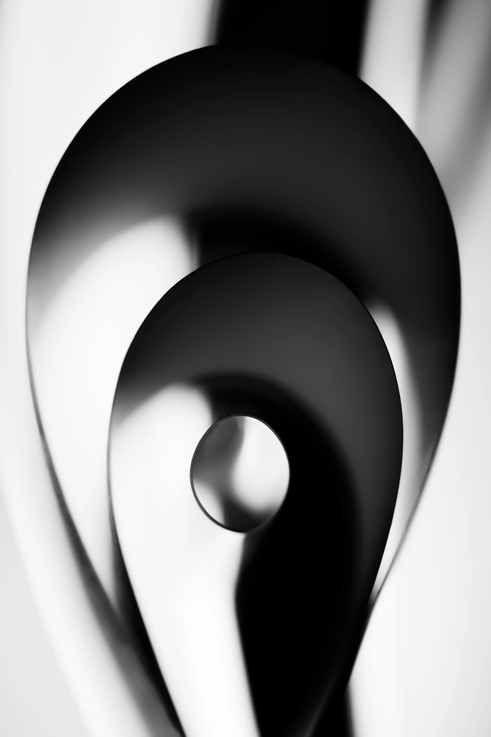 Paper Works: Abstrakte Fotografie aus der Serie ‚Paper Works‘ von Steffen Freiling – minimalistische Komposition aus Papier, Licht und Schatten.