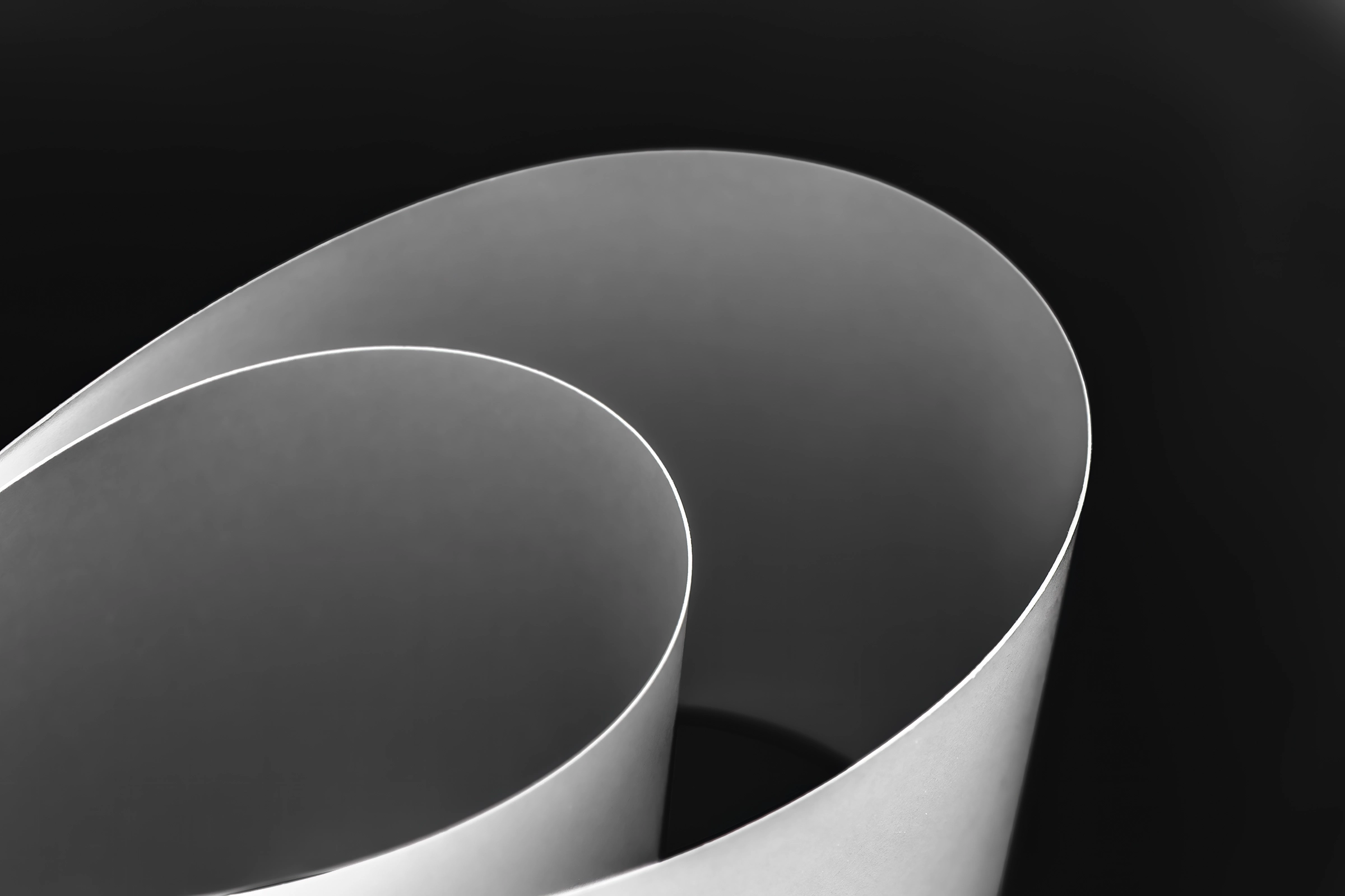 Paper Works: Abstrakte Fotografie aus der Serie ‚Paper Works‘ von Steffen Freiling – minimalistische Komposition aus Papier, Licht und Schatten.
