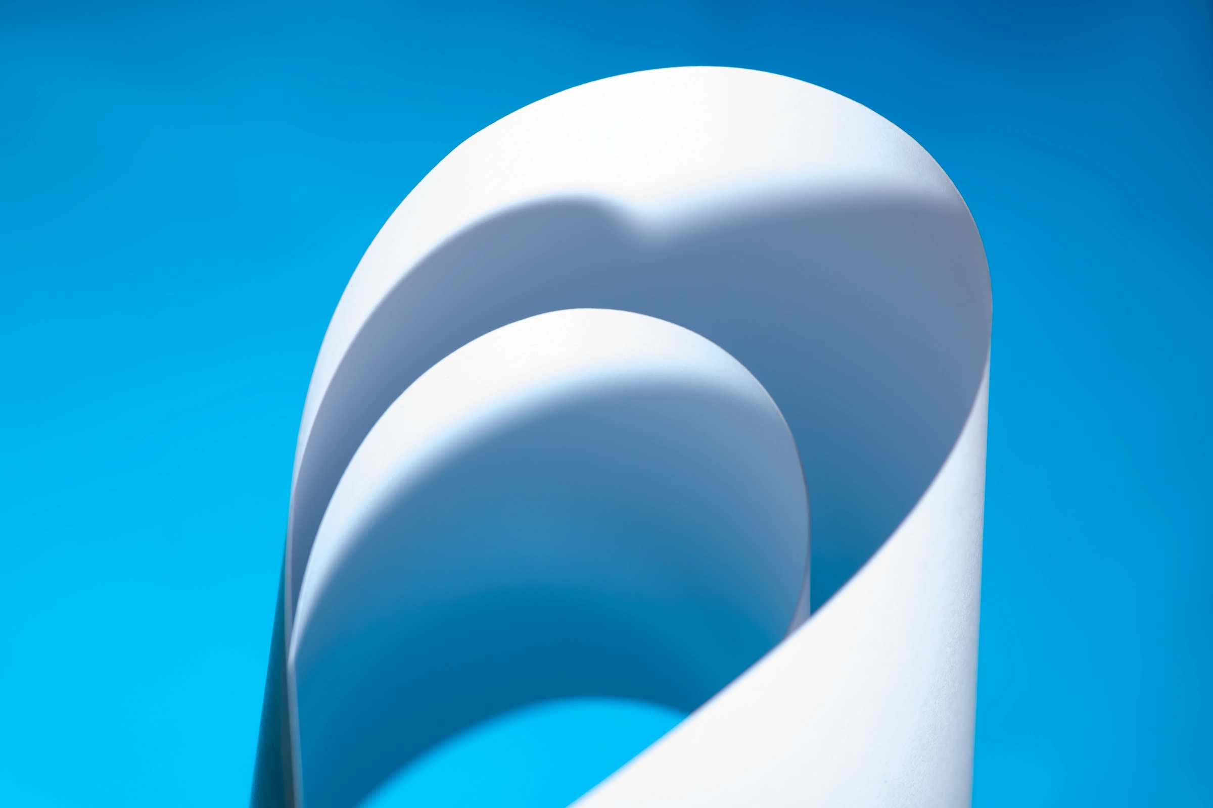 Paper Works: Abstrakte Fotografie aus der Serie ‚Paper Works‘ von Steffen Freiling – minimalistische Komposition aus Papier, Licht und Schatten.