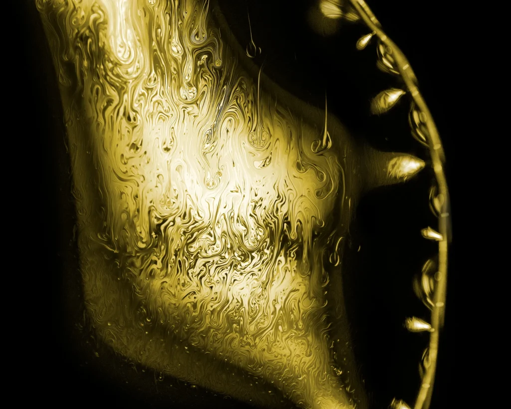 Flüchtige Farblandschaft auf Seifenhaut – Makrofotografie von Steffen Freiling aus der Serie ‚Transient Worlds‘ über Schönheit und Vergänglichkeit